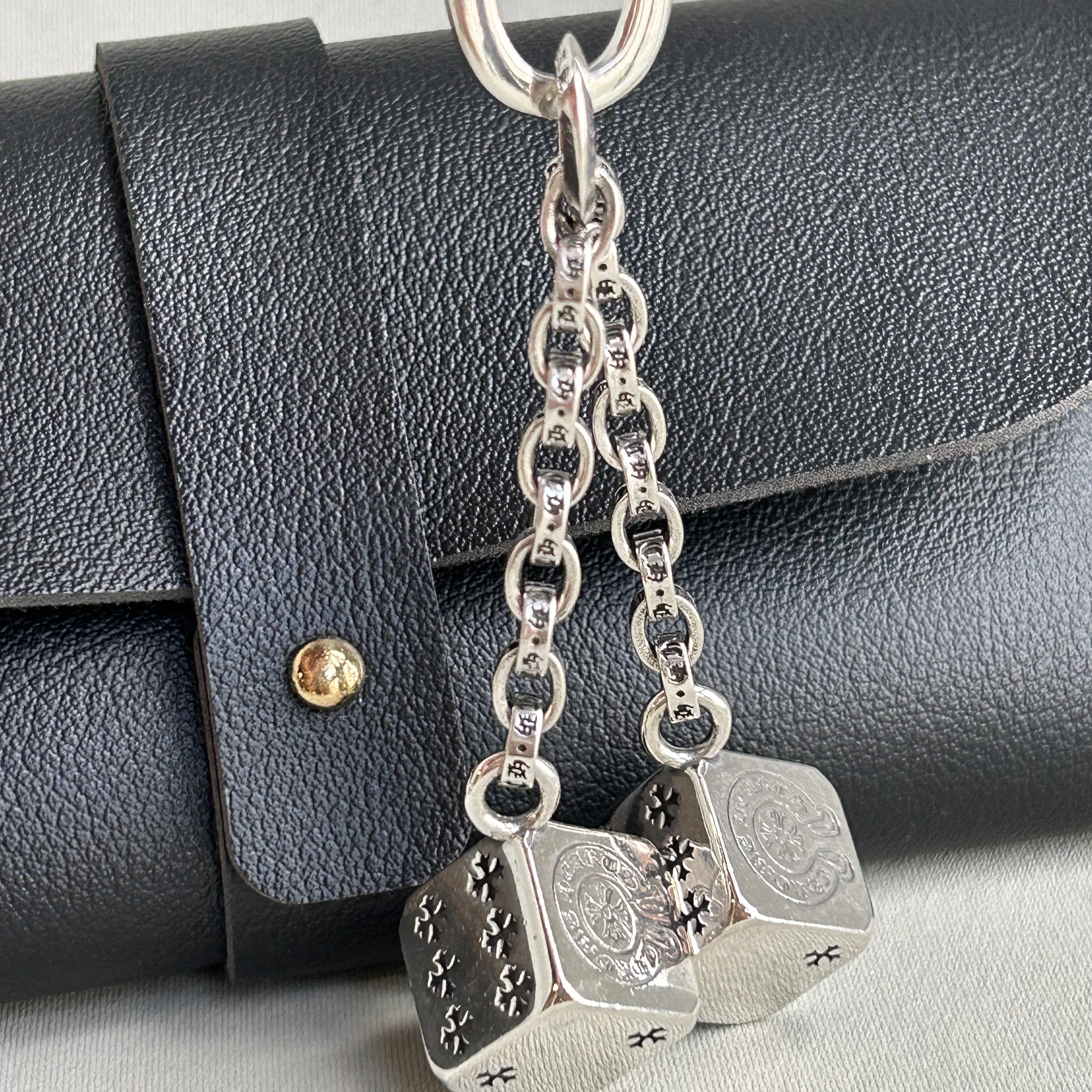 Hos Cross-Shaped Double Dice Keychain with Lobster Clasp for Men, Bag and Clothing Accessory, Niche Hanging Buckle