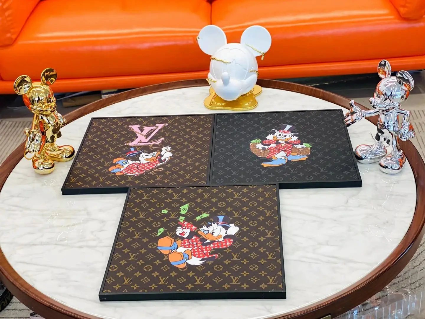 The classic leather painting of the trendy brand is created by a French artist, combining luxury and fashion in one set of three close-up shots. The high-strength aluminum alloy frame has exquisite quality and details