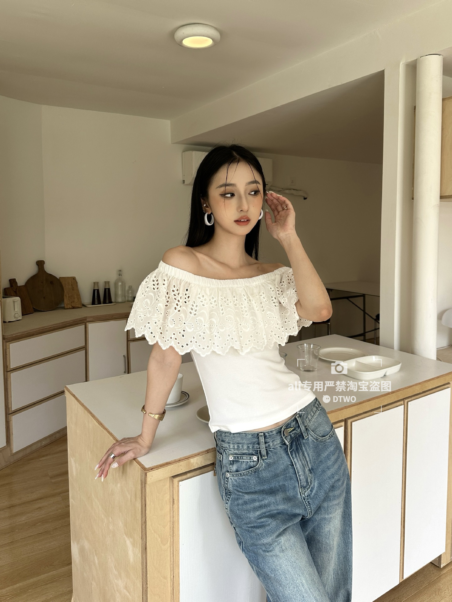 Dtwo Spring/Summer New Original Design Thirteen Lines Women's Wholesale Off-Shoulder Slim Fit Lace Top 6221218