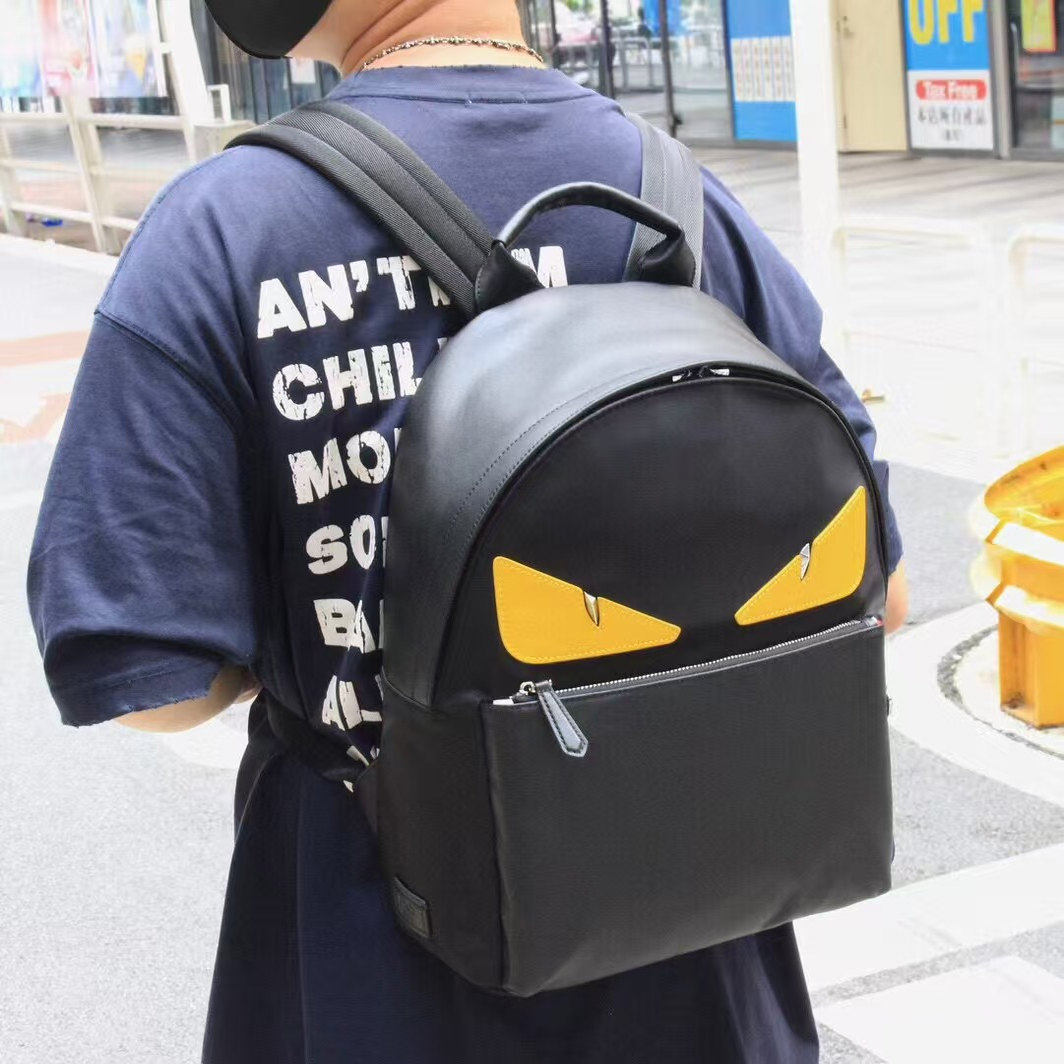 韩版尼龙布配布揹包小怪兽双肩包青年黄眼睛书包休闲恶魔潮旅行包 Foto QC de TAOBAO na Qualit.ly