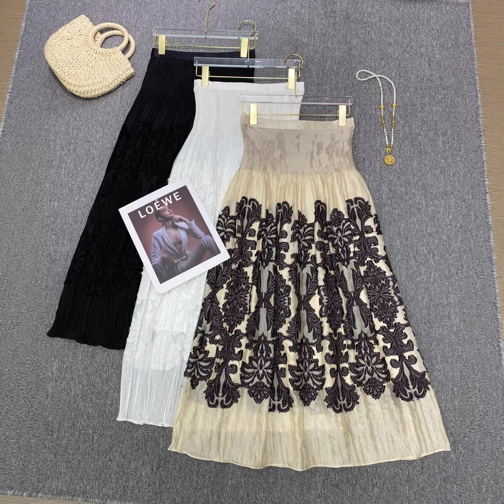A Popular Item for Spring and Summer That Can Be Worn in All Seasons. Layered and Mixed-And-Matched, It Has a High-End Feel with Exquisite Jacquard Cut-Out Patterns and a Slightly Puffy Little Black Skirt