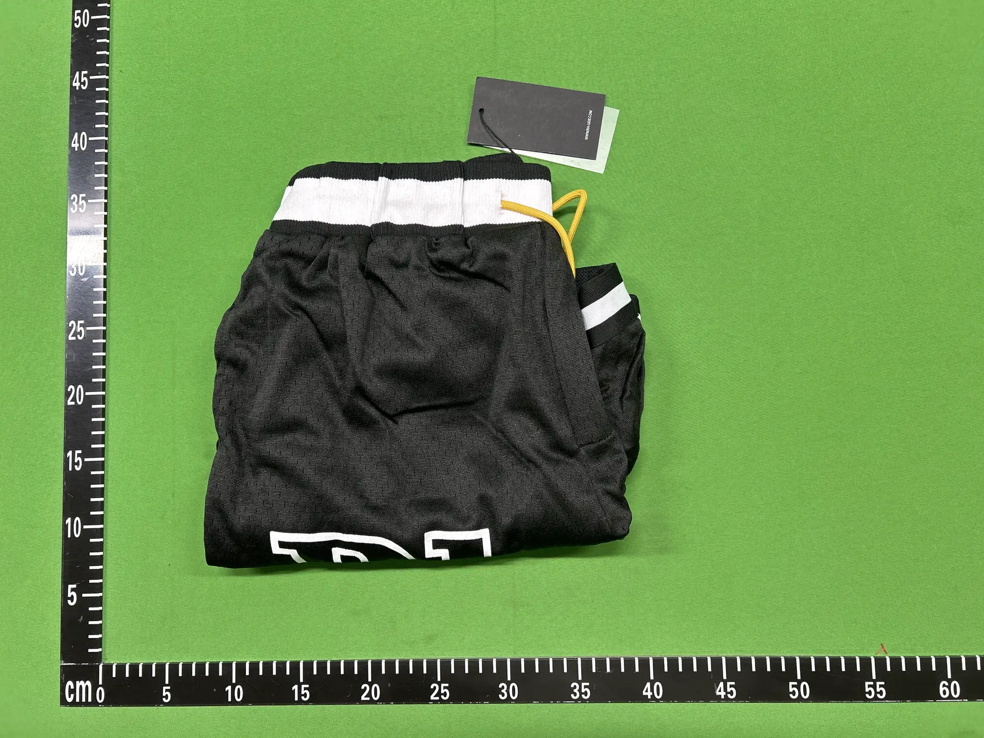 Underneath the front crotch, there is a blank cut. Two drinking skewers with black border and white stripe on the waist. Three color mesh shorts 33031660