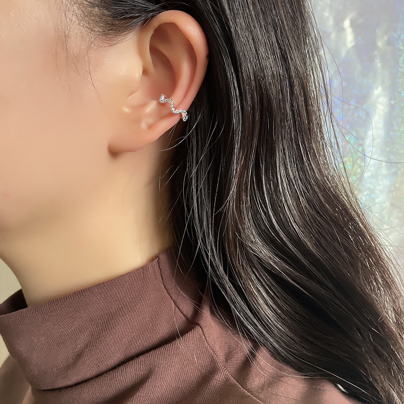Unique Personality Curved Wave Spiral Ear Clip Without Ear Holes Trendy Cool European and American Cool Compact Mobius Ear Clip
