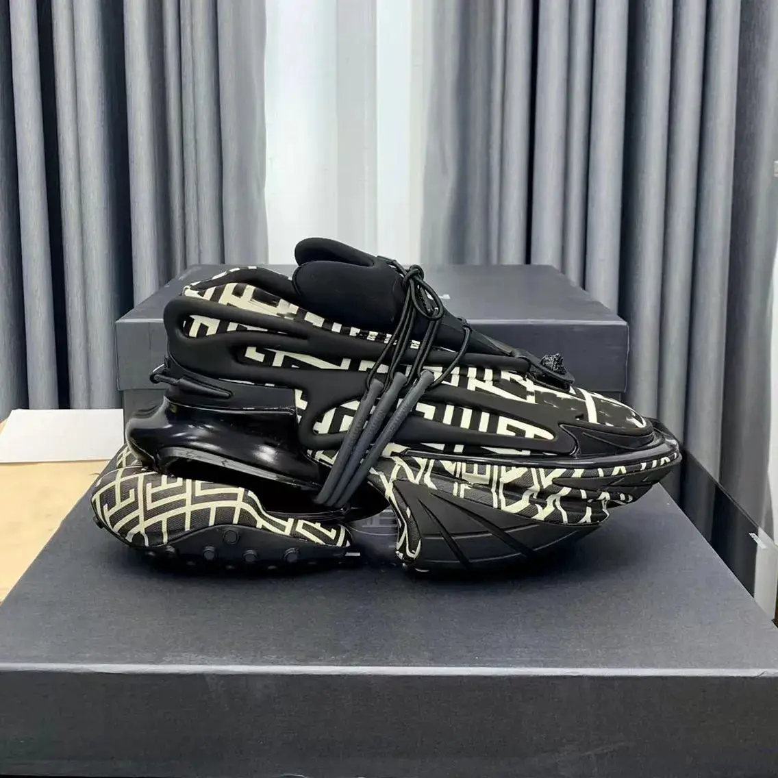 In-Stock New Spaceship Space Dad Sneakers for Men and Women, Thick-Soled Height-Increasing 2025 Casual Couple's Same Style