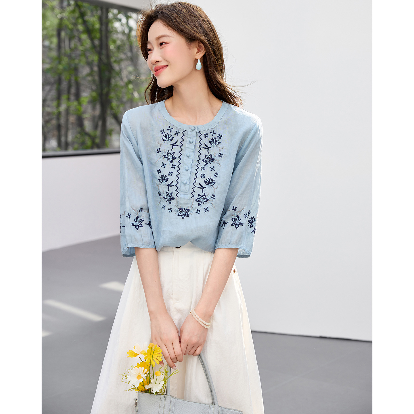 2026 Summer New Style High-End White Embroidered Ramie Shirt T-Shirt Loose, Breathable, Comfortable and Classic Top for Women