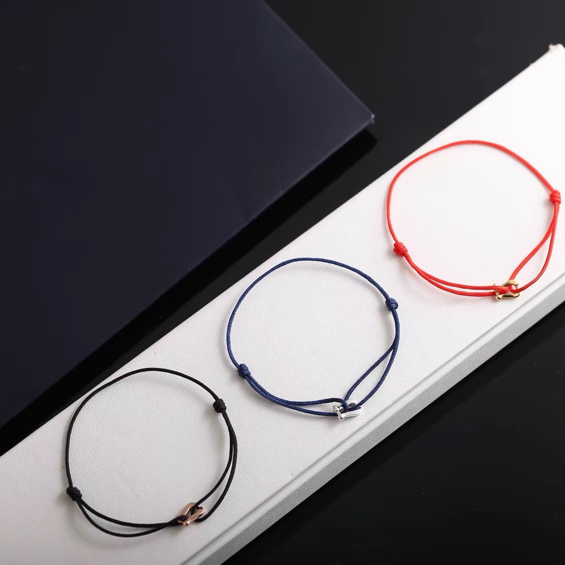 Fr Den V Gold Bracelet Couple Bracelet Horseshoe Buckle Fred Men's and Women's Red Rope Bracelet QC-foto från 1688 på Qualit.ly