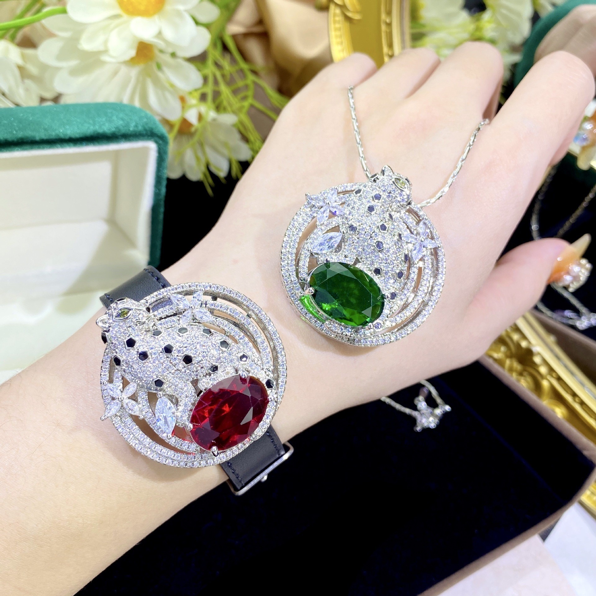 Heavy Industry Jewelry Hot Sale Simulation Color Treasure Leopard Wrist Elegant Luxury Red Corundum Emerald Leopard Scalp Watch Strap