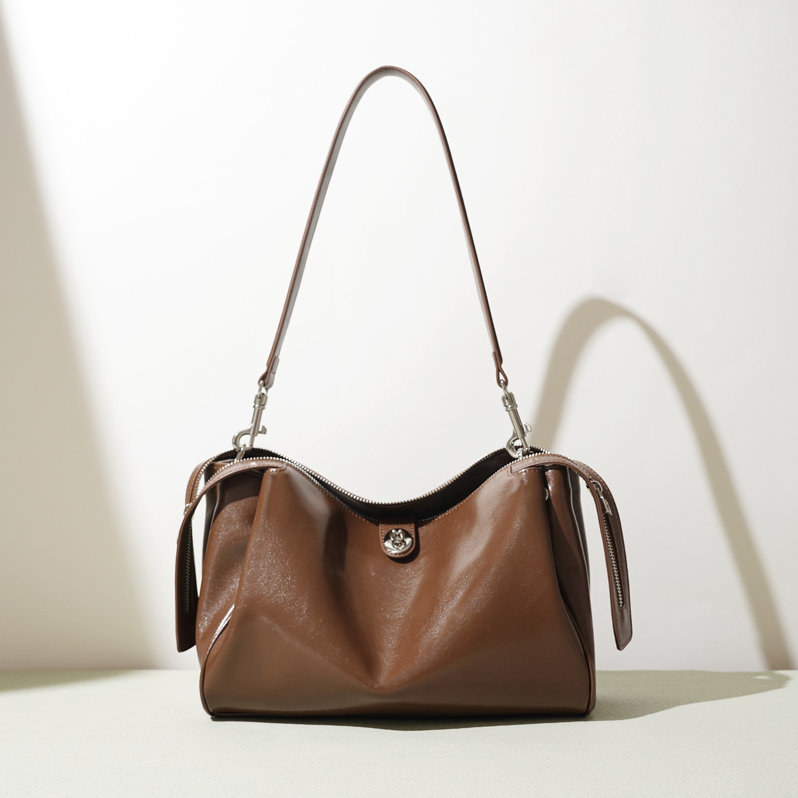 2026 Summer Niche Design Handbag, Oil-Waxed Leather Commuter Tote Bag, Stylish and High-End Shoulder Bag, Underarm Bag
