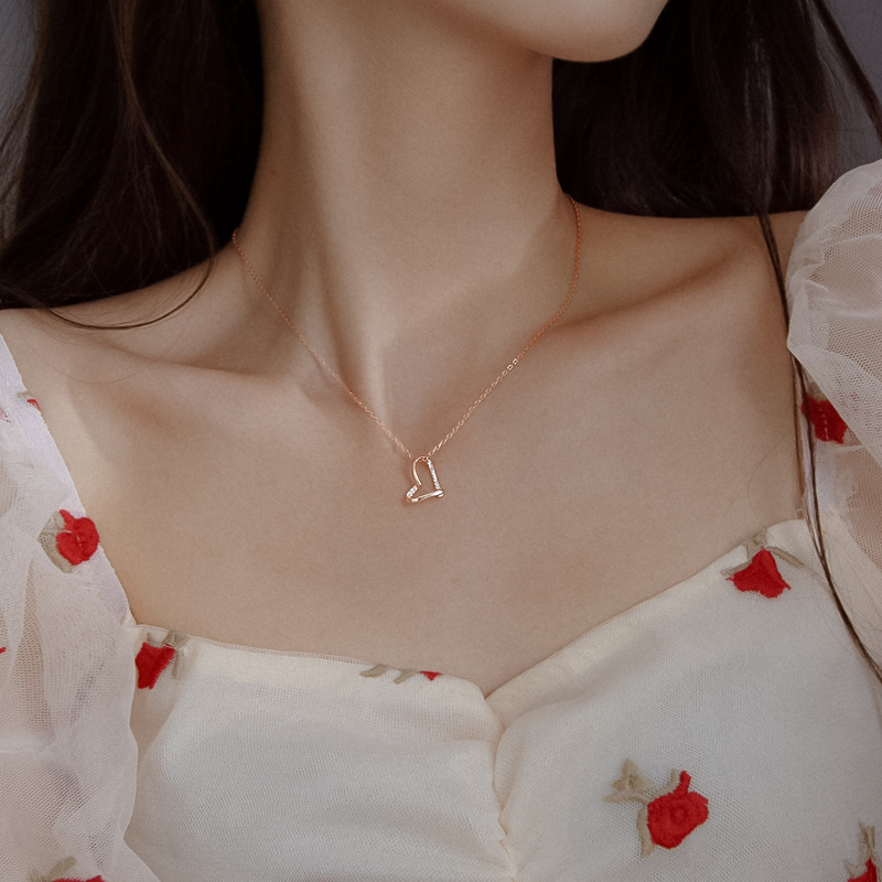 Gold-Plated Heart-Shaped Necklace for Women, Sterling Silver Clavicle Chain, Simple and Elegant Short Style, Exquisite Pendant with Zircon Inlay
