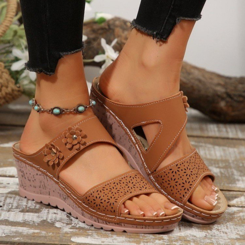 2025 Summer New Cross-Border Wedge-Heeled Thick-Soled Slippers for Women, Foreign Trade One-Line Wedge-Heeled Slippers with Flower Decoration