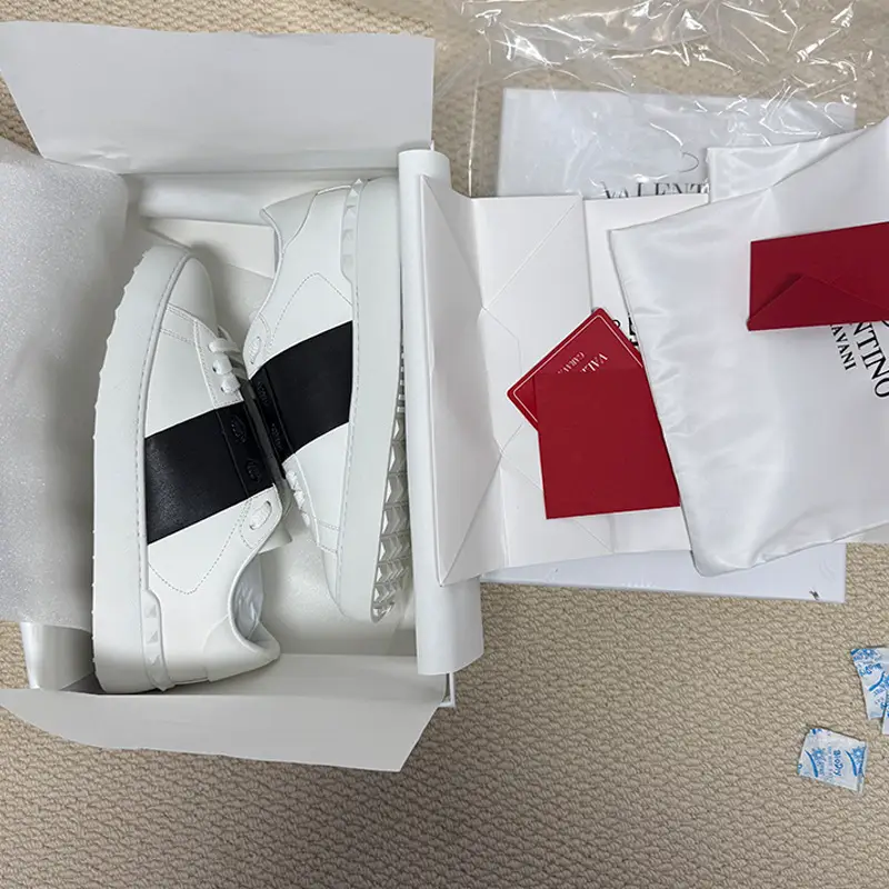 Foreign Trade V Brand Casual Sports Shoes with Studs, White Genuine Leather Fashion Trendy Couple Shoes, Unisex Shoes