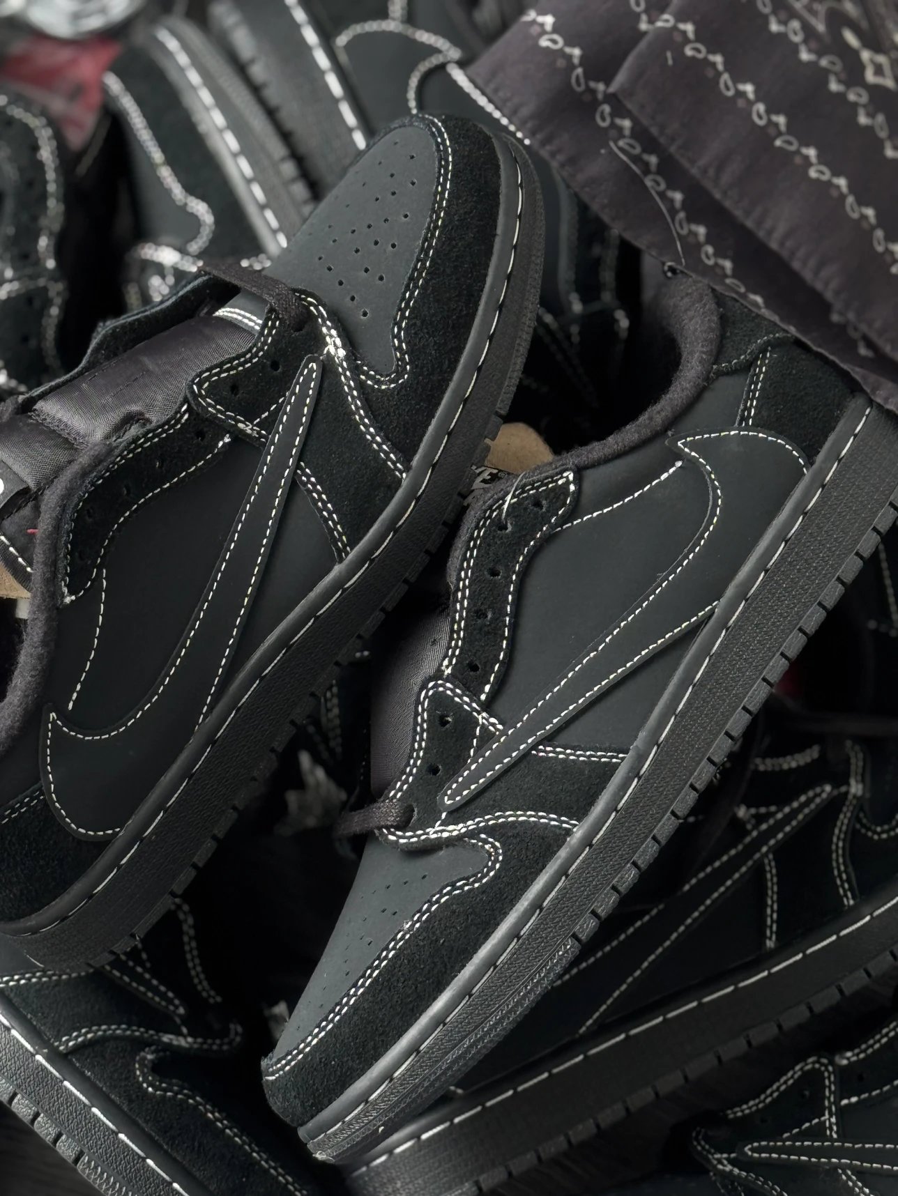 Travis Scott x AJ1联名倒钩4.0“蟑螂侠”低帮篮球鞋