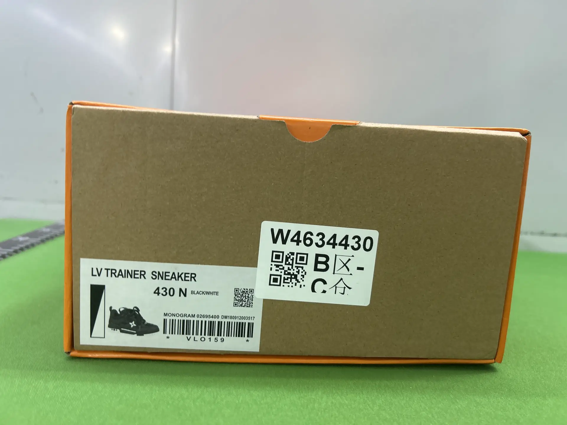LV TRAINER SNEAKER 430 N BLACK/WHITE