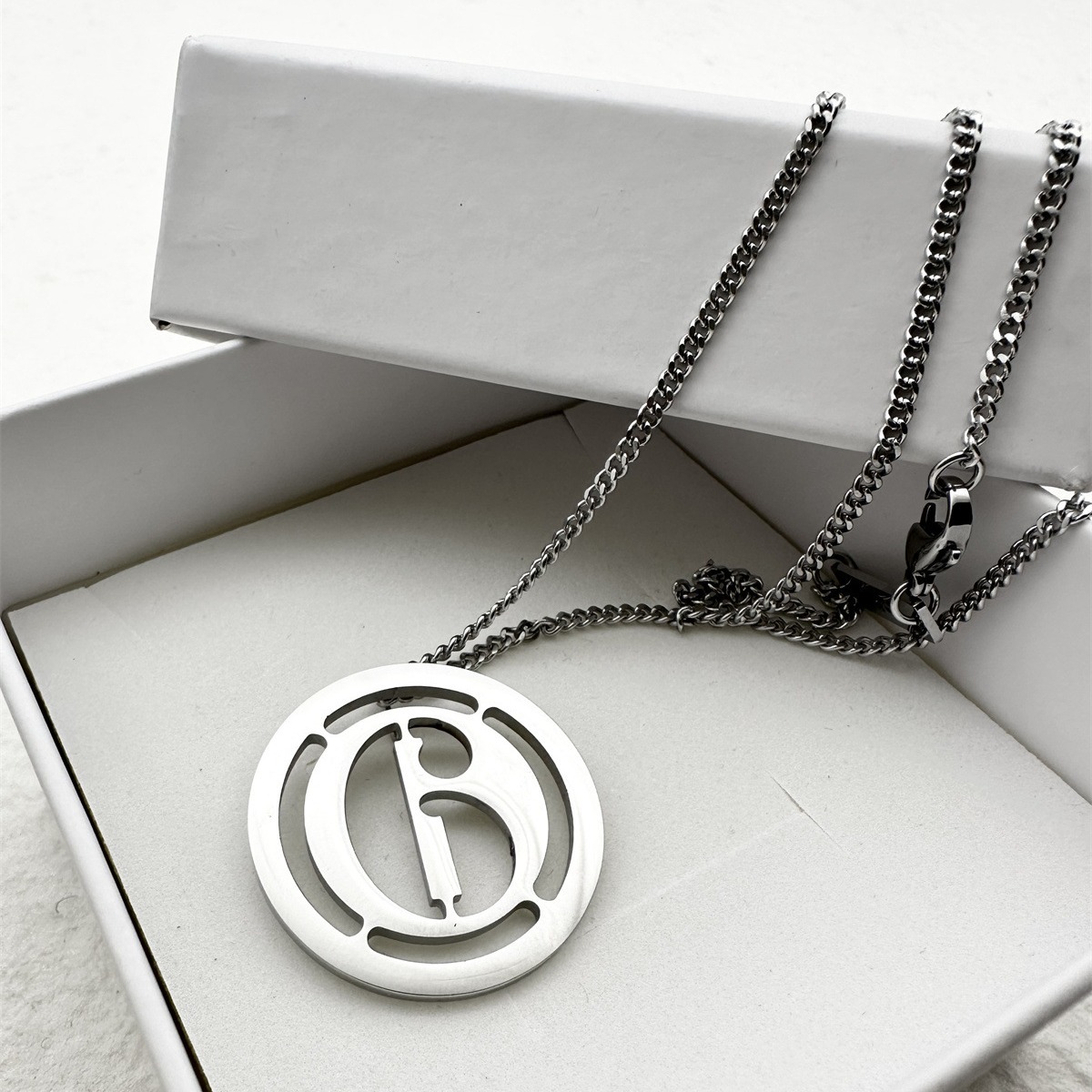 Pyc 22Ss Classic Cut Out Number 6 Pendant Necklace for Men and Women Cold Style Simple Logo Clavicle Chain Sweater Chain Fotografie QC de pe 1688 pe Qualit.ly