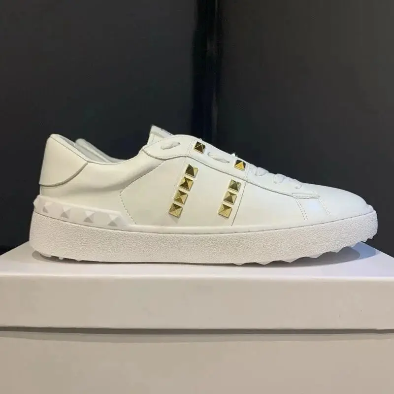 青春潮流带铆钉小白鞋