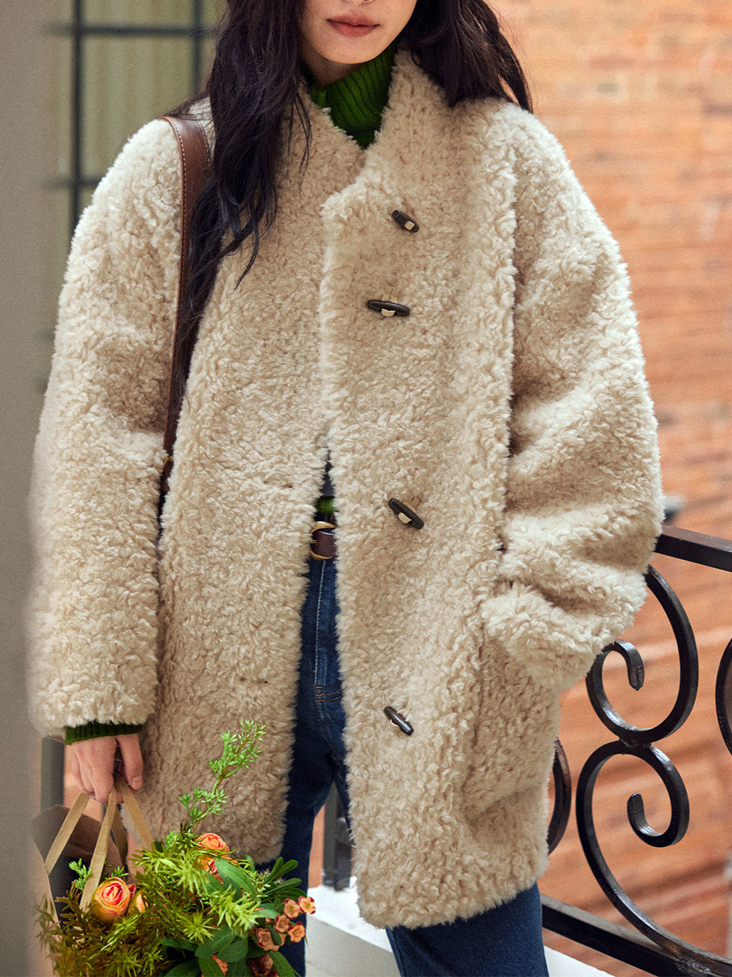 Korean 100_wool long collar horn buckle cashmere lamb wool coat women's winter fur coat