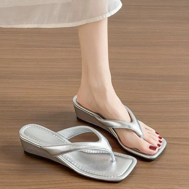 Thick-Soled Stylish Flip-Flops for Women, Summer 2026 Black Hot-Selling Model, Petite Wedge-Toe Clip-On Beach Flip-Flops