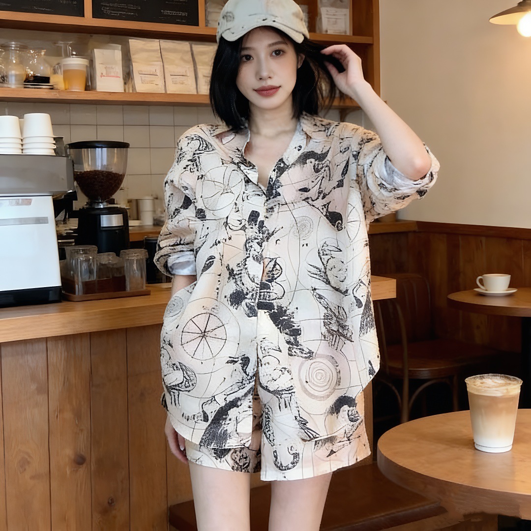 2026 Super Trendy Outfit: a Complete Set of Casual Old Money Style Women's Clothing for Early Summer, Unique and Stunning Printed Shirt Set with Shorts