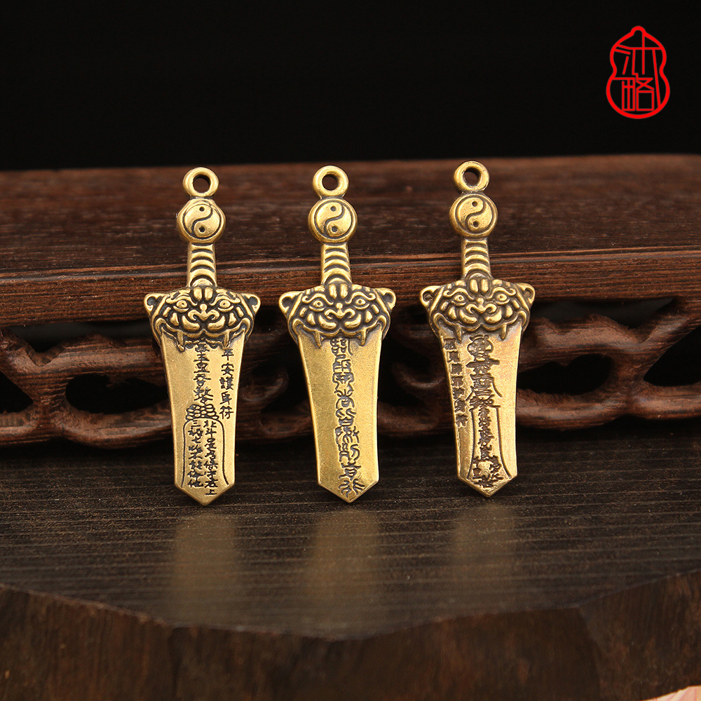New retro brass gossip sword creative personality key chain pendant to push the explosion of small commodities wholesale