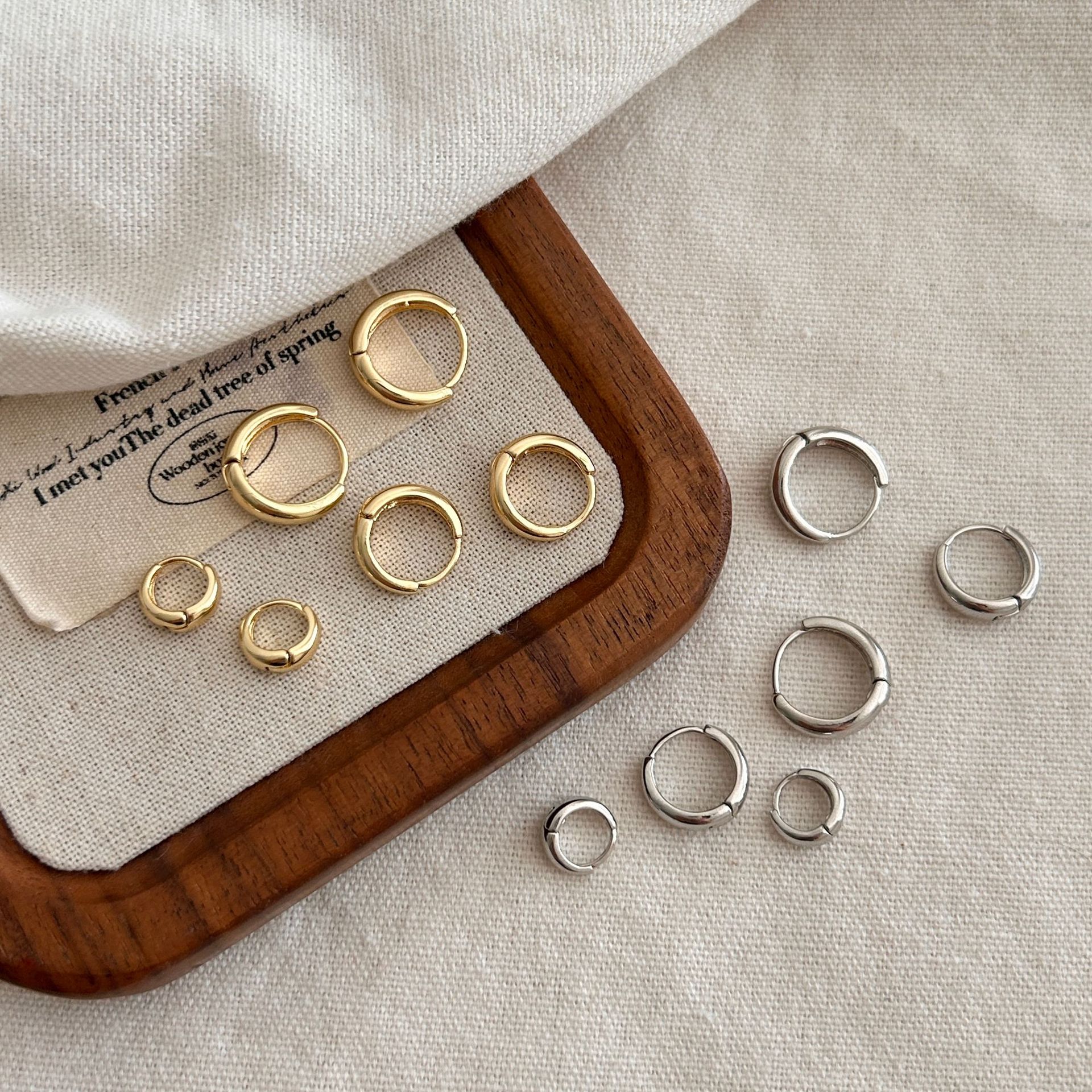 Korean Style Small Bean-Shaped Water Drop Earrings, Niche High-End Minimalist Commuter Hoop Earrings, Cool and Simple Style Hoop Earrings for Women