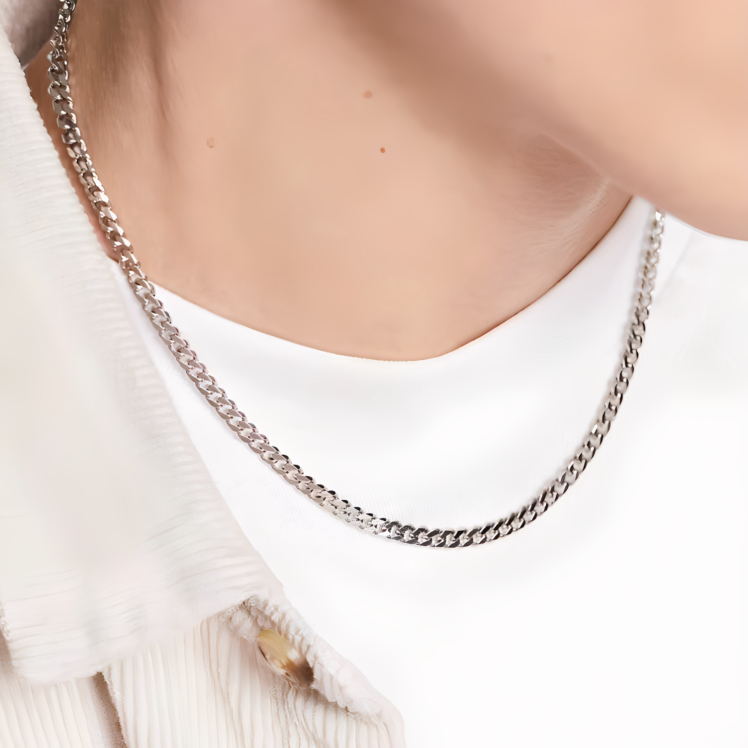 Hos Non-Fading Pendant That Can Be Worn by Both Men and Women, Finely Crafted Titanium Steel Chain, Stackable Collarbone Chain, Plain Chain, Hanging Chain, Simple Accessory