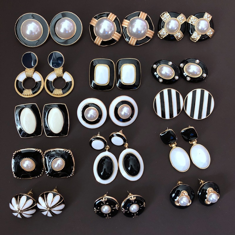 Wind-blown Pinellia ternata with earrings black white stitching color 925 silver pin earrings white pearl earrings earrings