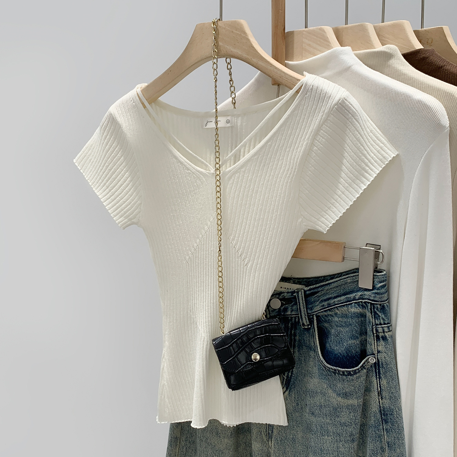 Hot Girl Sexy Mature V-Neck Slim-Fit Short-Sleeve Knit Top for Women, Summer 2026 New Style Crop Top