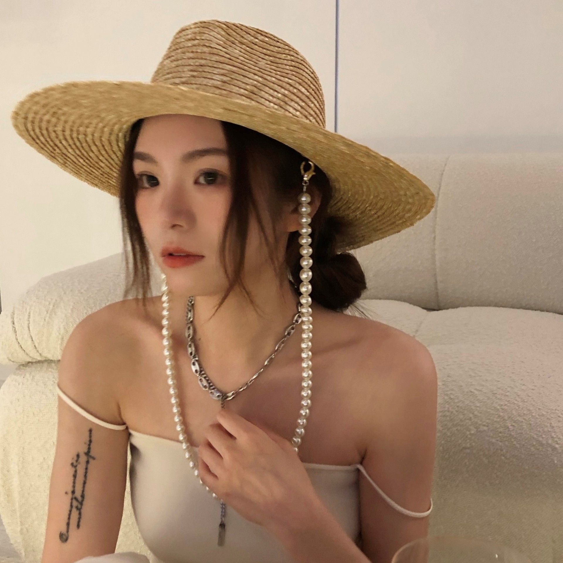 2023 new spring and summer straw big brim jazz straw hat pearl chain fashionable Net red face small big edge travel seaside