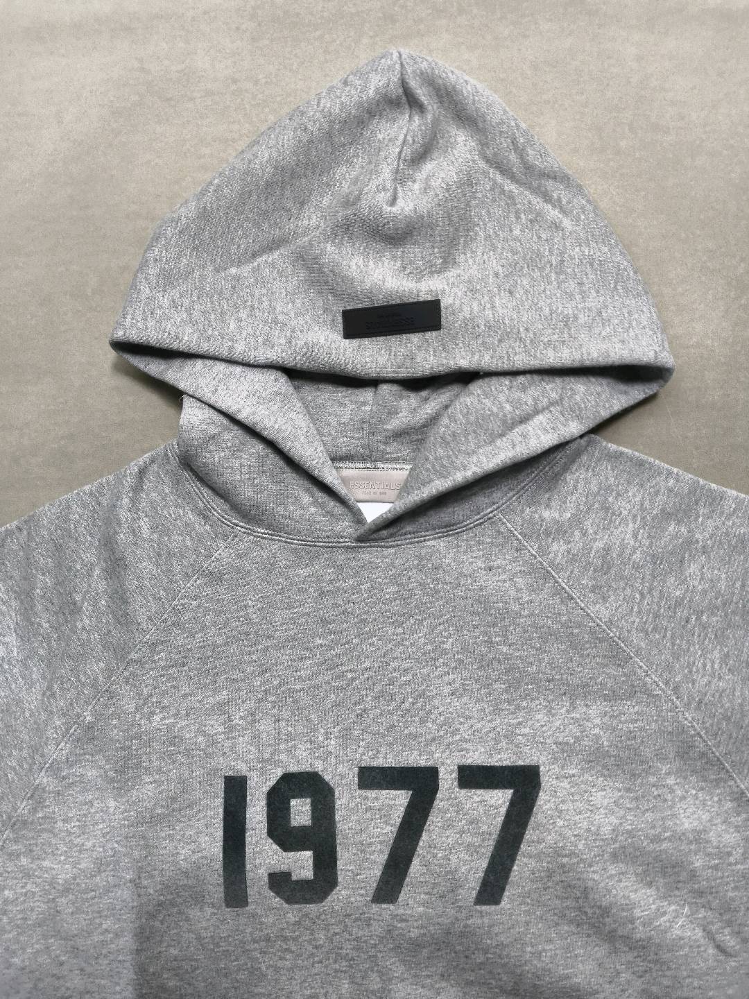 1977 Flocked Hooded Sweatshirt Essentials Fleece-Lined Trendy Brand Hoodie Cross-Border Hot Sale — QC-foto 3