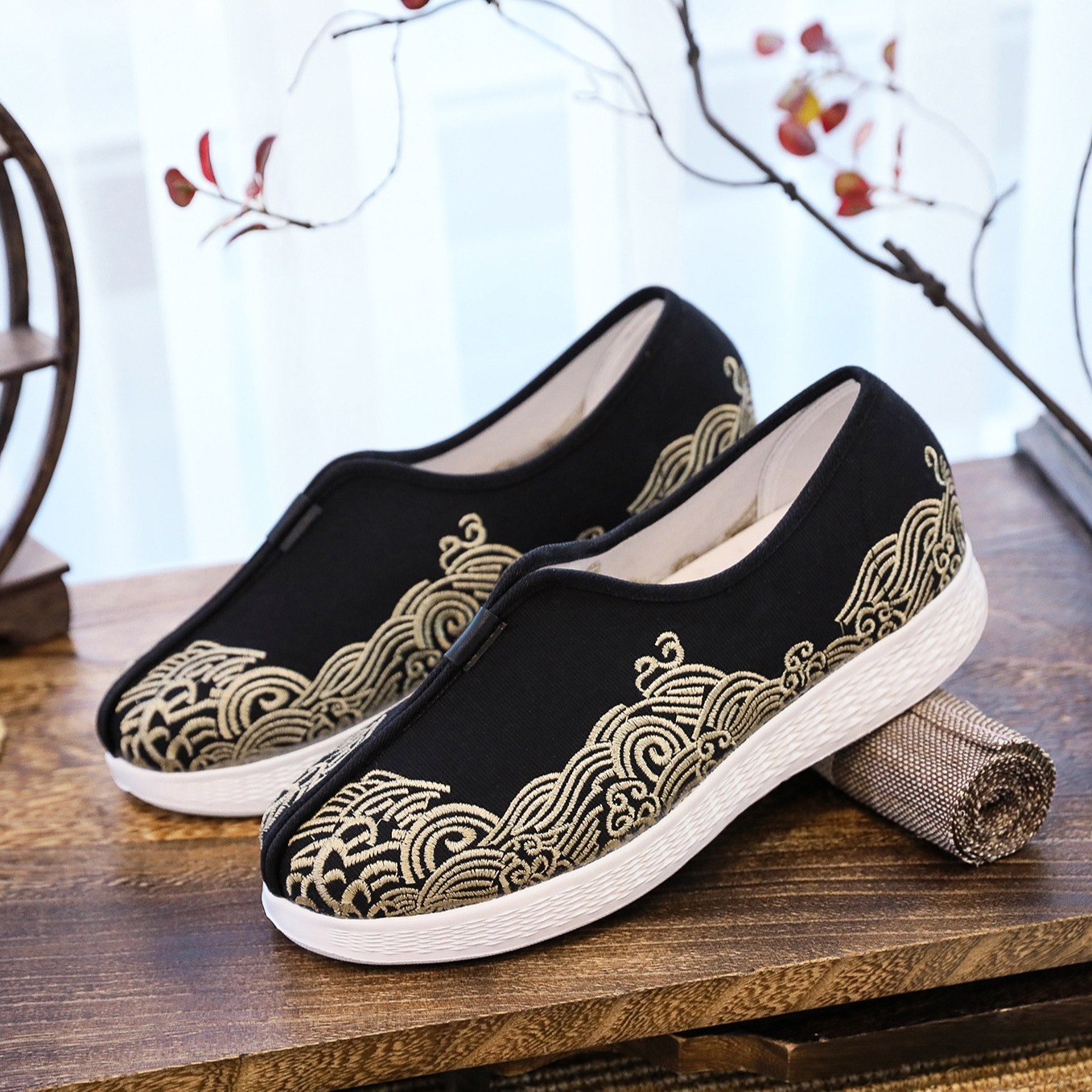 Men's Shoes Embroidered Korean Style Cloth Shoes Social Person Embroidered Flower Beanie Shoes Lazy Trbottomy Flat Cloth Shoes