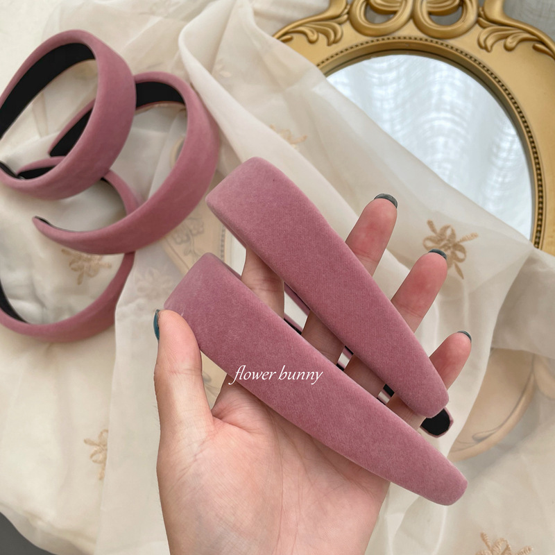 Gentle Pink Vintage Sweet and Simple Japanese-Korean Velvet Sponge Hairband with a Thick Wide Band That Makes the Face Look Smaller, for a Ladylike Look