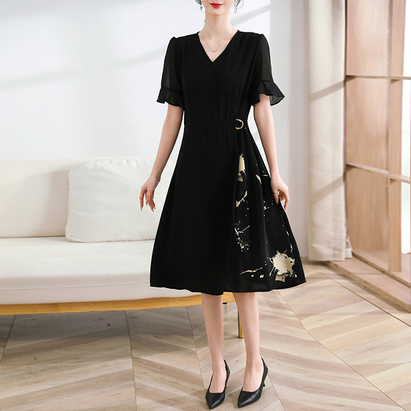 Mom's Summer Dress with a Stylish V-Neck, Short Sleeves, New Style for Women Aged 40-50, Fashionable and Elegant Dress