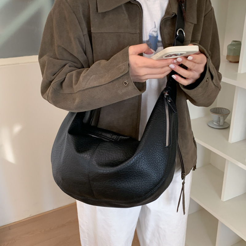 2026 New Retro Soft Leather Dumpling Bag, Large Capacity Commuter Shoulder Bag, Women's Korean Style Niche Crossbody Bag