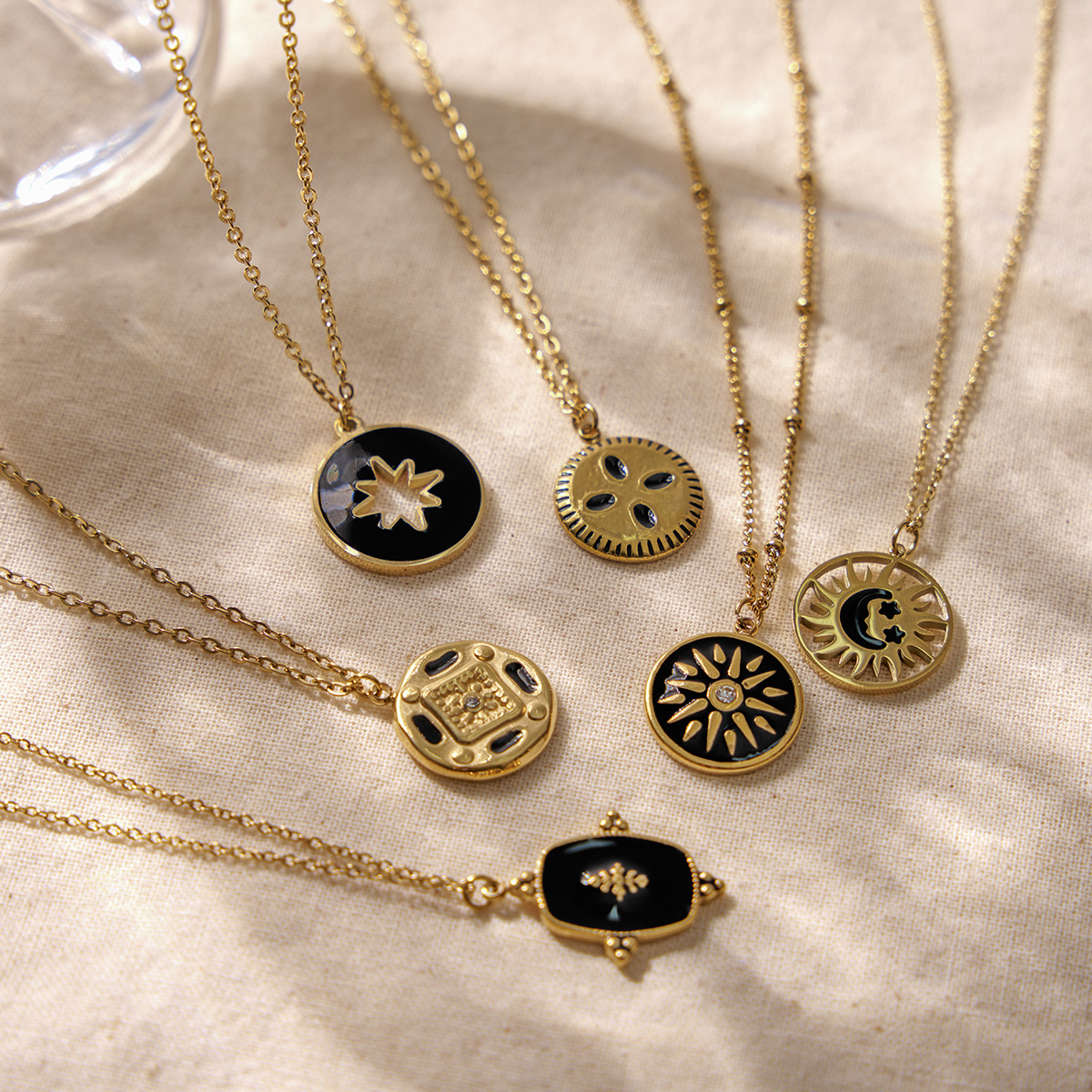 European and American Niche Design Coin Pendant Necklace, Trendy Enamel Craftsmanship, Popular Versatile Clavicle Chain for Women