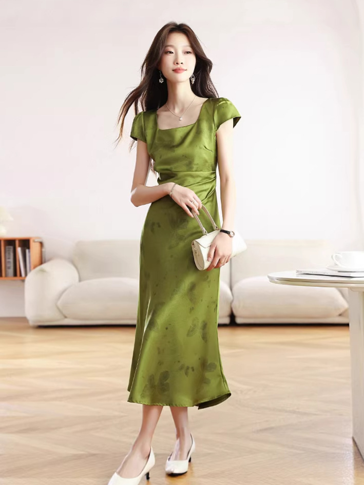 2026 Summer Improved Chinese Style Long Dress with Diagonal Cut in Emerald Green, Elegant Satin Jacquard Square Neck Short Sleeve Dress