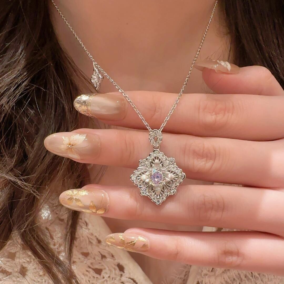 French Retro Palace Style Iridescent Mermaid Brushed Fabric Clover Necklace Fashion High-End Pendant for Women