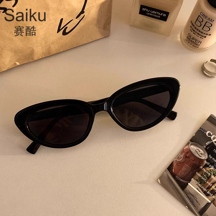 New European and American cat eye jennie with black sunglasses women's high-end sense retro sunshade face-showing small sunglasses