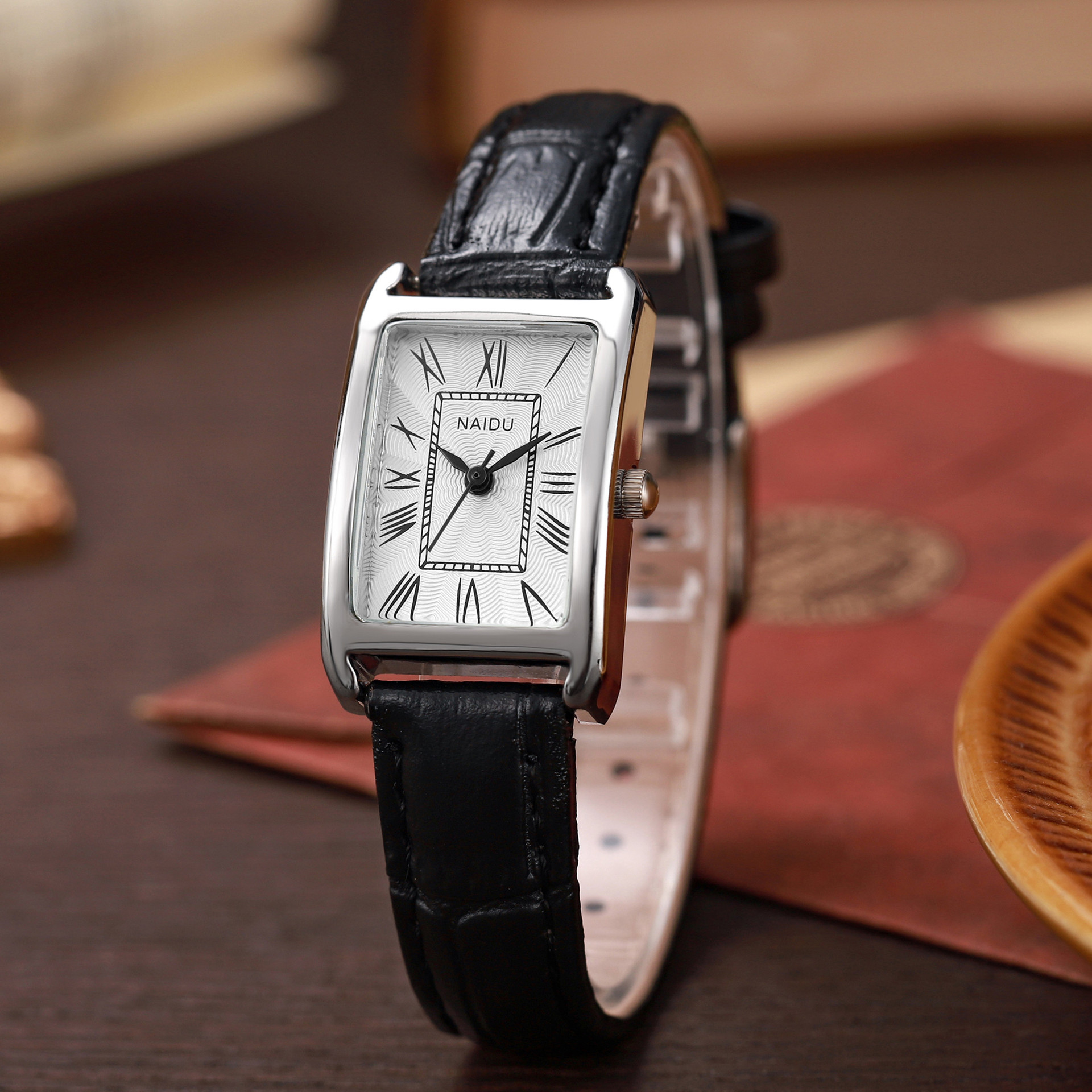 Retro Small Dial Women's Watch Niche High-end Sense Small Square Light Luxury Fashion Elegant Quartz Women's Watch Batch