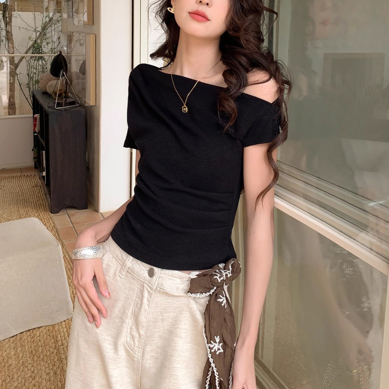Elegant Off-Shoulder Short-Sleeve T-Shirt for Women, Summer Design with a Unique Niche Style, Waist-Cinching, Slim-Fit, Off-Shoulder, Stunning Knit Top