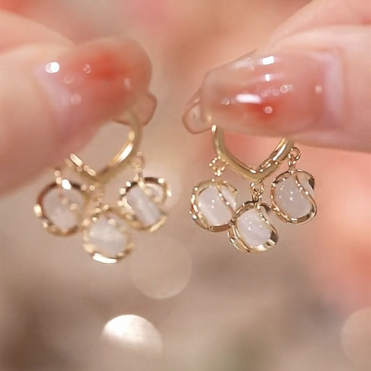 Douyin's Popular Spiral Cat's Eye Earrings, Elegant Wholesale Ear Buckles, Light Luxury, Super Fairy, Versatile, High-End Ear Jewelry for Women