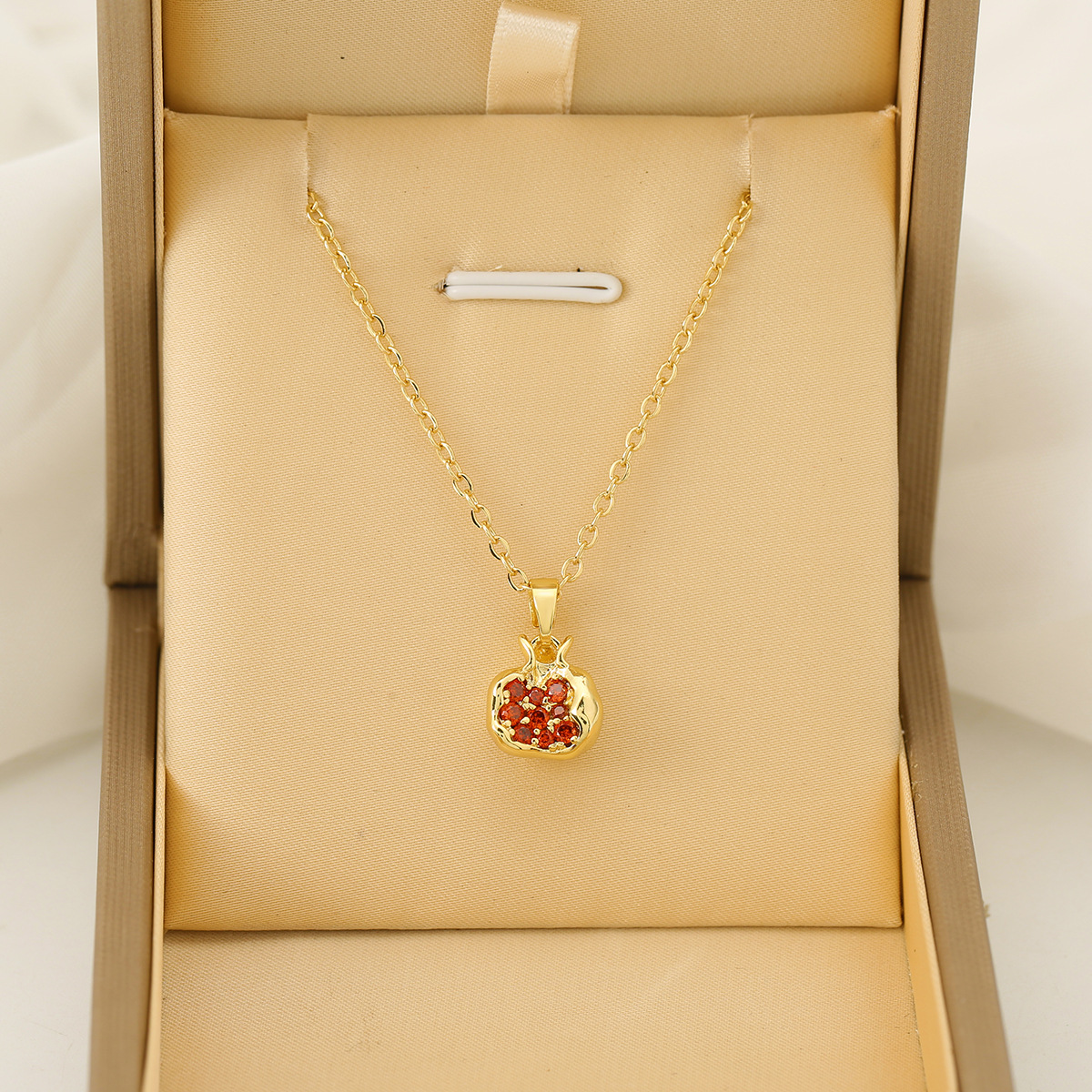 Fashion Personalized Niche Design Pomegranate Diamond Necklace Pendant High-grade Retro Temperament Light Luxury All-match Clavicle Chain