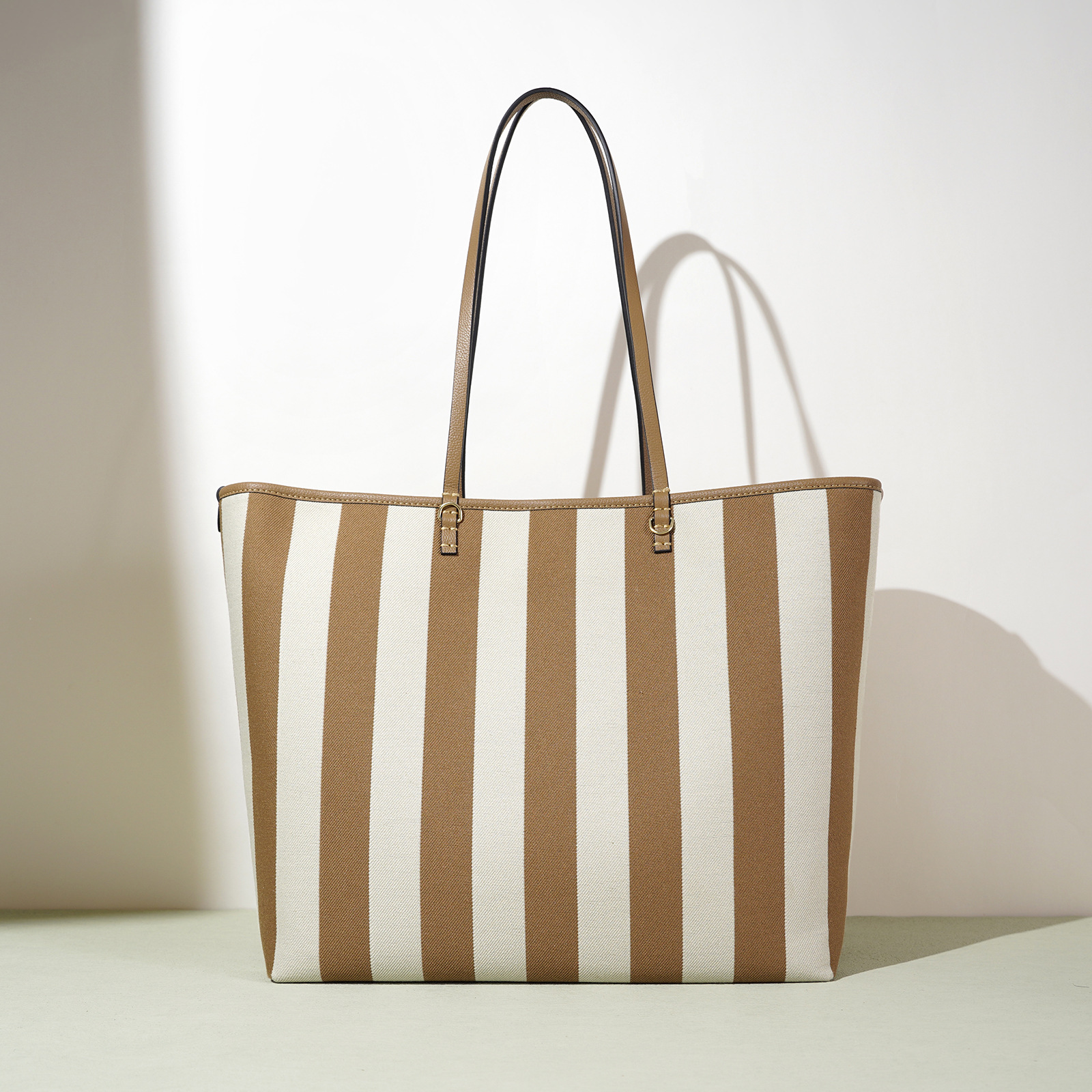 2026 New High-End Striped Casual Shoulder Tote Bag with Large Capacity and Unique Design, Fashionable Travel Bag
