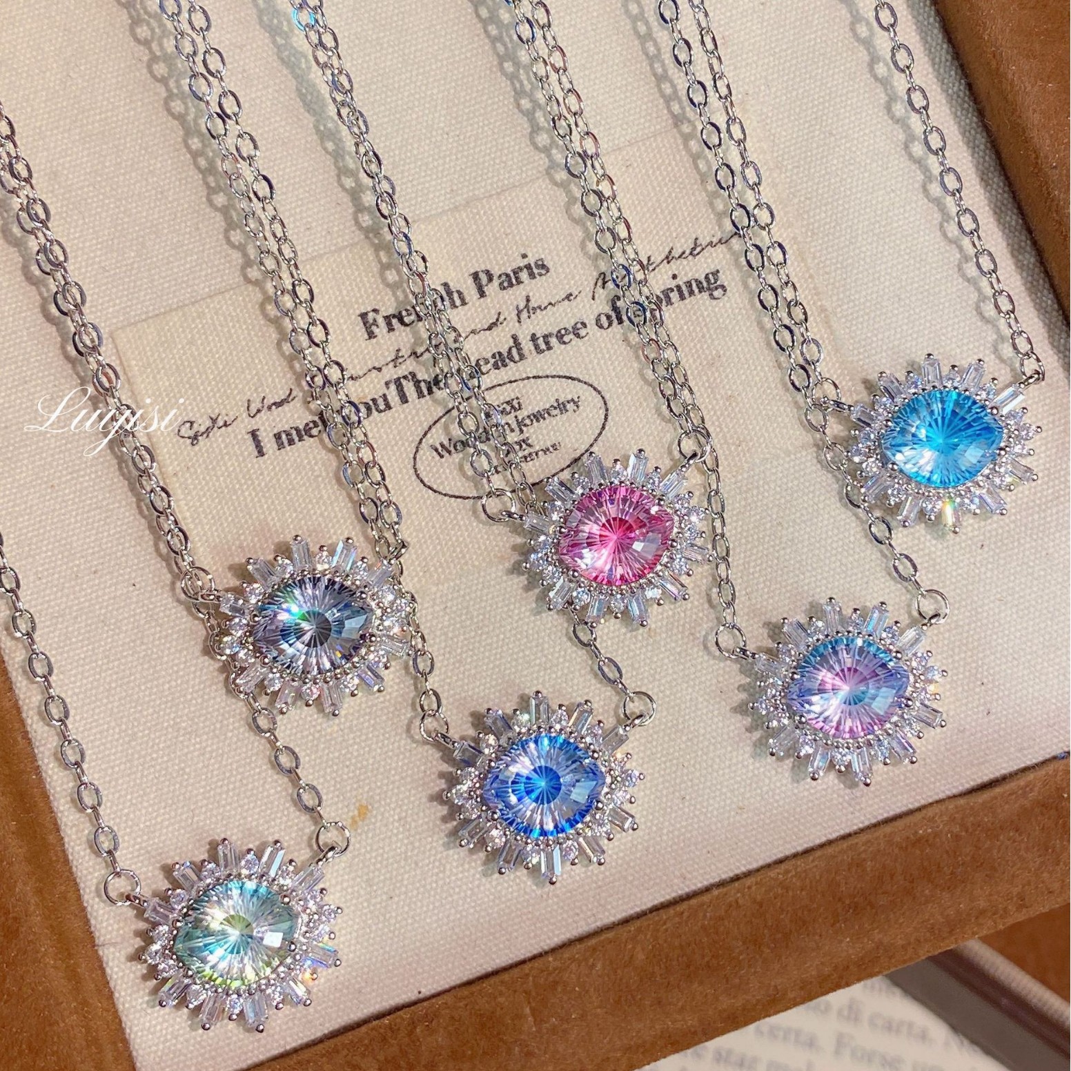 Internet Celebrity Live Stream Dazzling Devil's Eye Fireworks Cut Cyan Diamond Necklace, Fashionable Light Luxury Luxury Inlaid High Carbon Diamond Choker