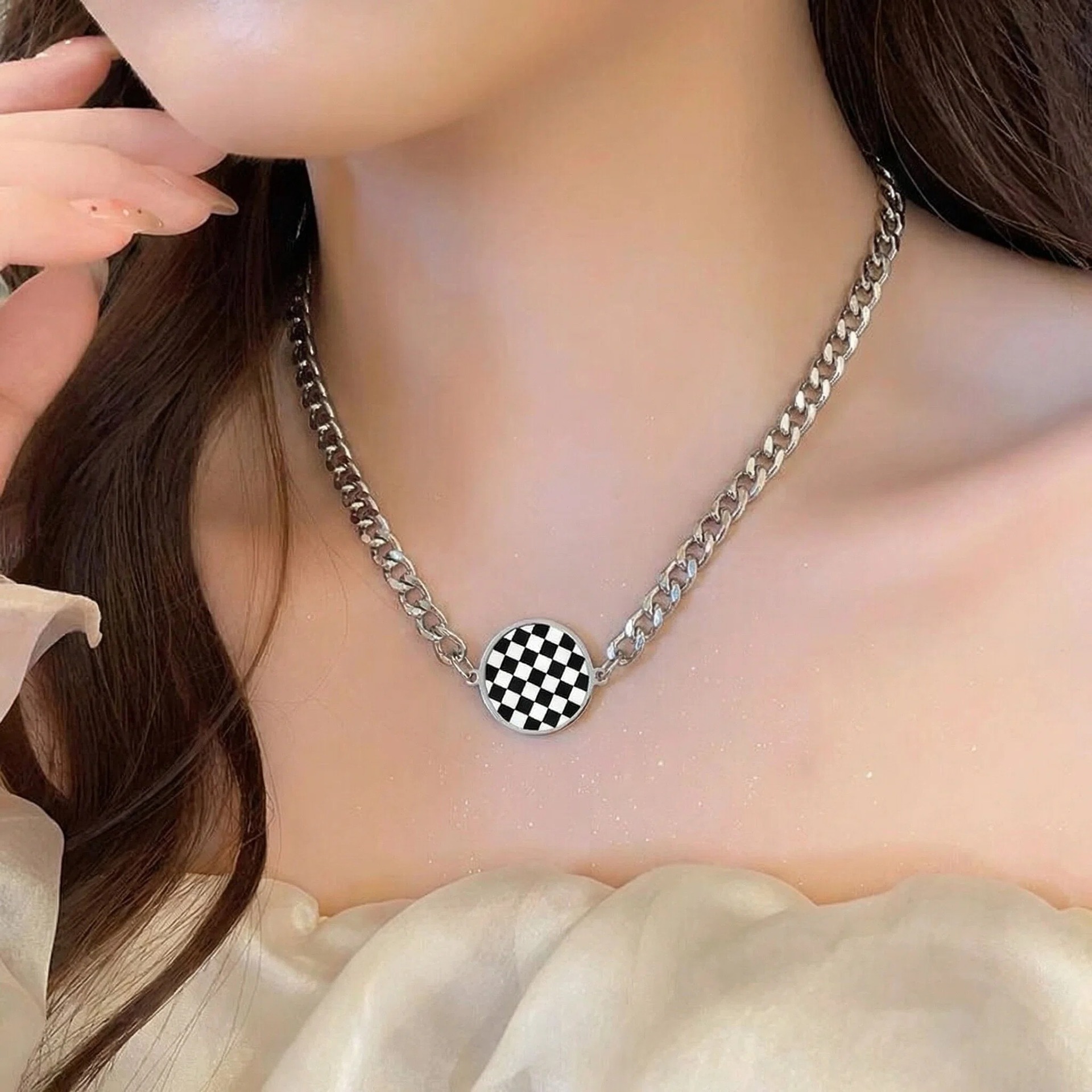 Sweet and Cool Style Checkerboard Round Pendant Titanium Steel Necklace for Women, Non-Fading, High-End Niche Light Luxury Clavicle Chain, Versatile and Trendy
