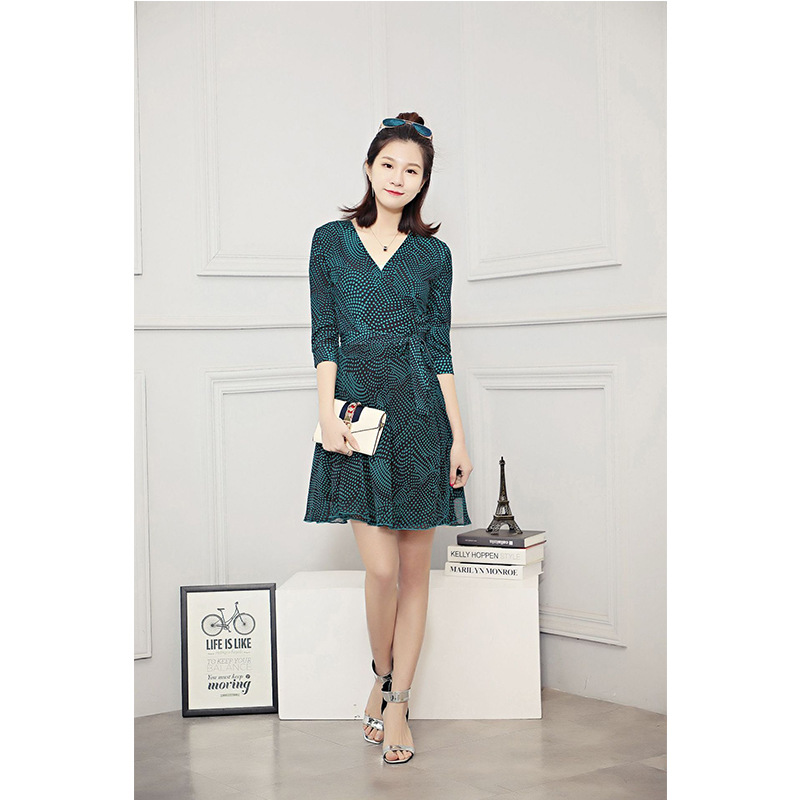 Summer Women's Green Wrap Dress, Slim Fit, Waist-Cinching Chiffon Dress, Printed Three-Quarter Sleeves, Large Hem Dress, Fashionable