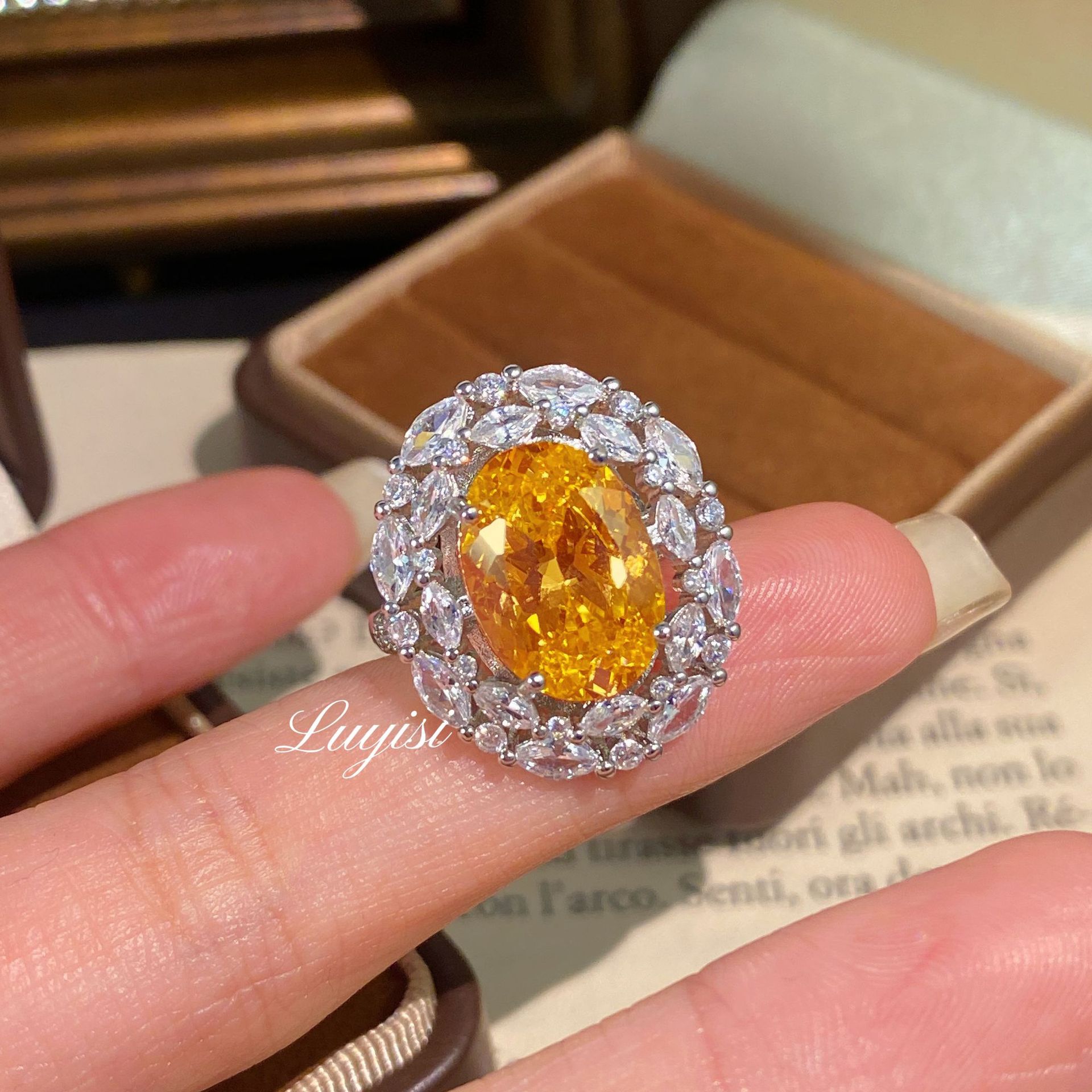 New High-End Ice Flower Cut Paraiba Ring, Fashionable Light Luxury Versatile Elegant Pigeon Egg Colored Gemstone Ring for Women