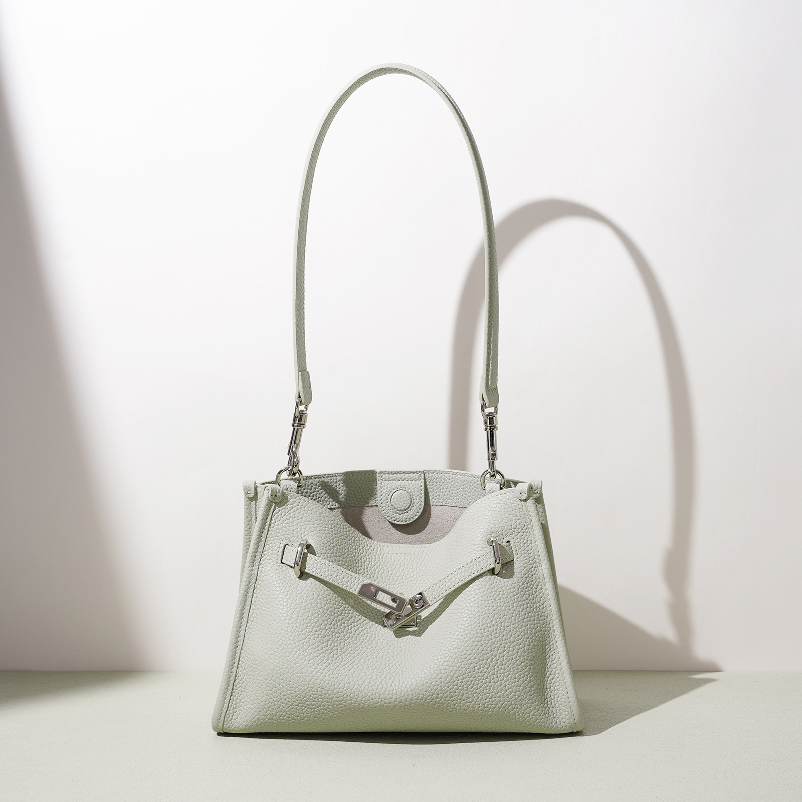 2026 New Niche Design Large-Capacity Crossbody Bag Handbag High-End Versatile Commuter Simple Shoulder Bag