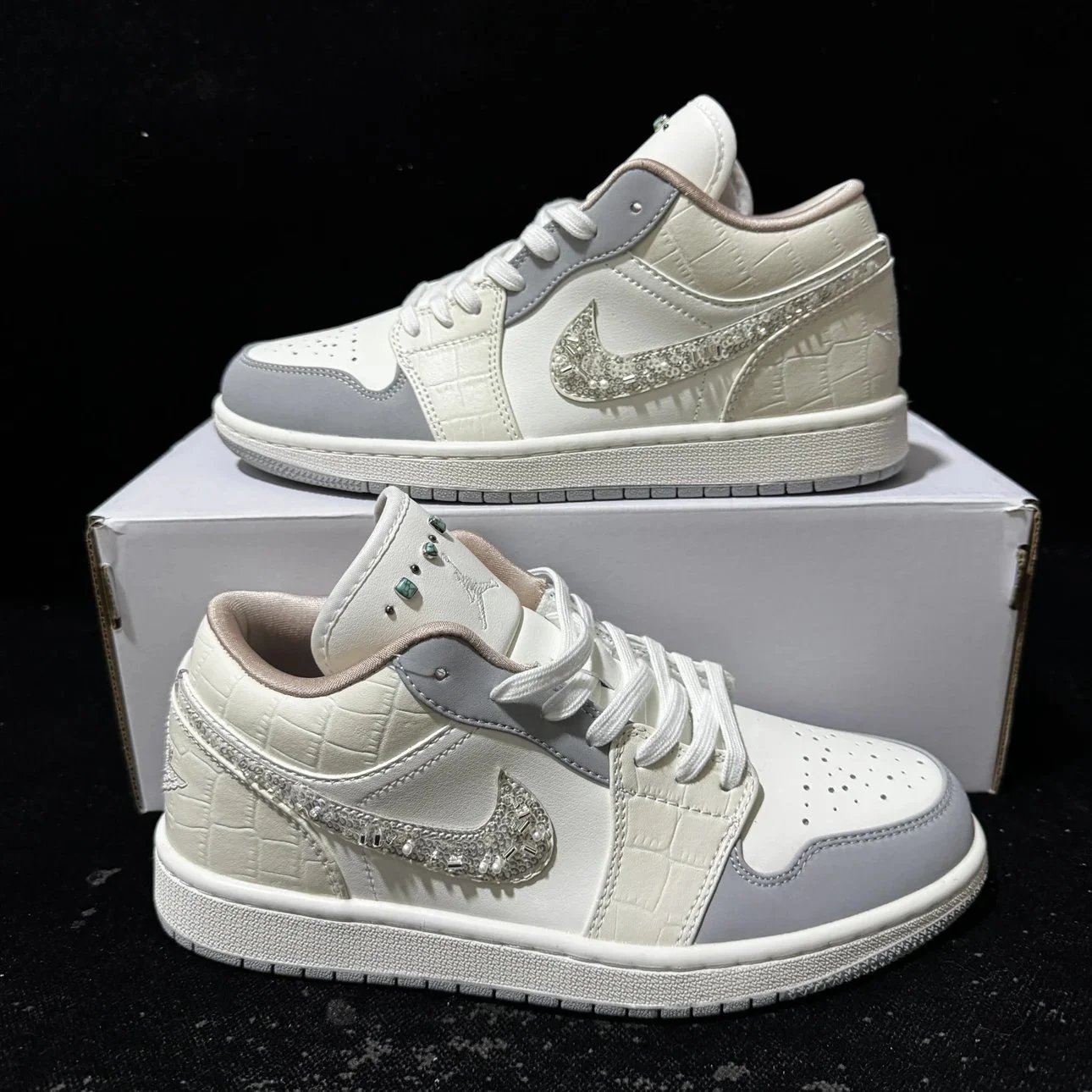 纯原现货 亮片细珠 aj1低帮Jordan Air Jordan 1 板鞋百搭舒适休闲鞋 耐磨防滑 亮片钉珠 休闲运动 低帮 复古篮球鞋 男女款 米白 学生 礼物 男鞋 女鞋 黑灰款 钉珠款
