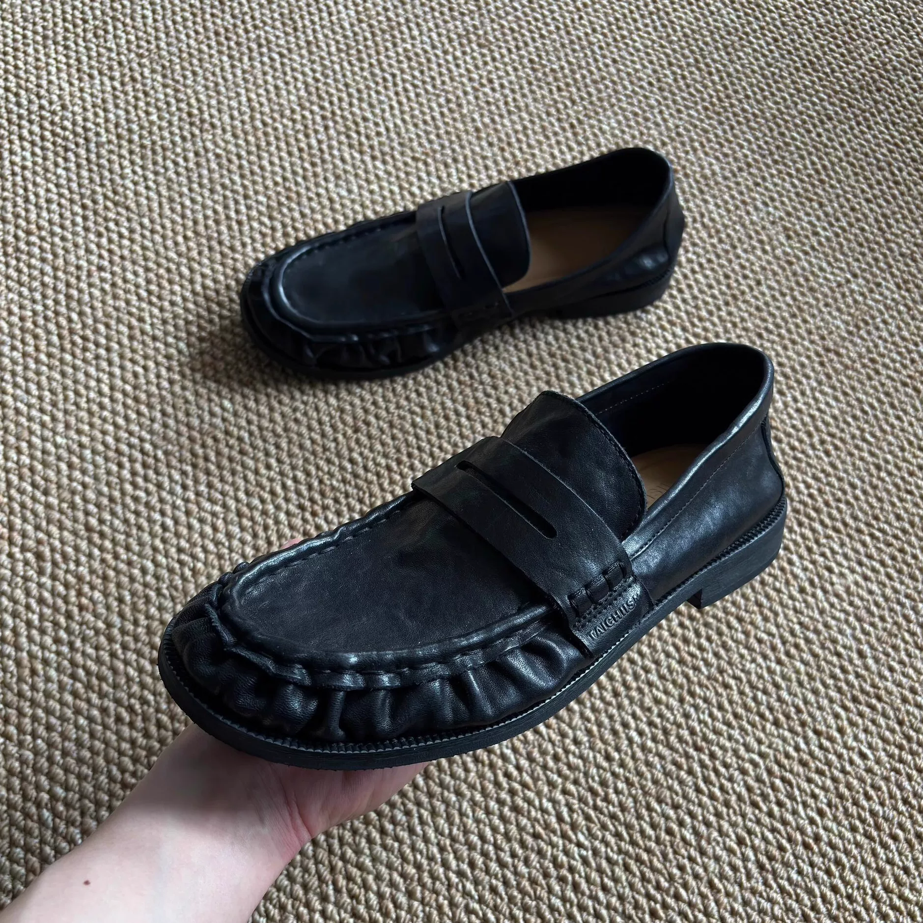 Dark and retro casual leather shoes for men, British derby shoes, vintage loafers, pleated bean shoes, lazy and lazy single shoes