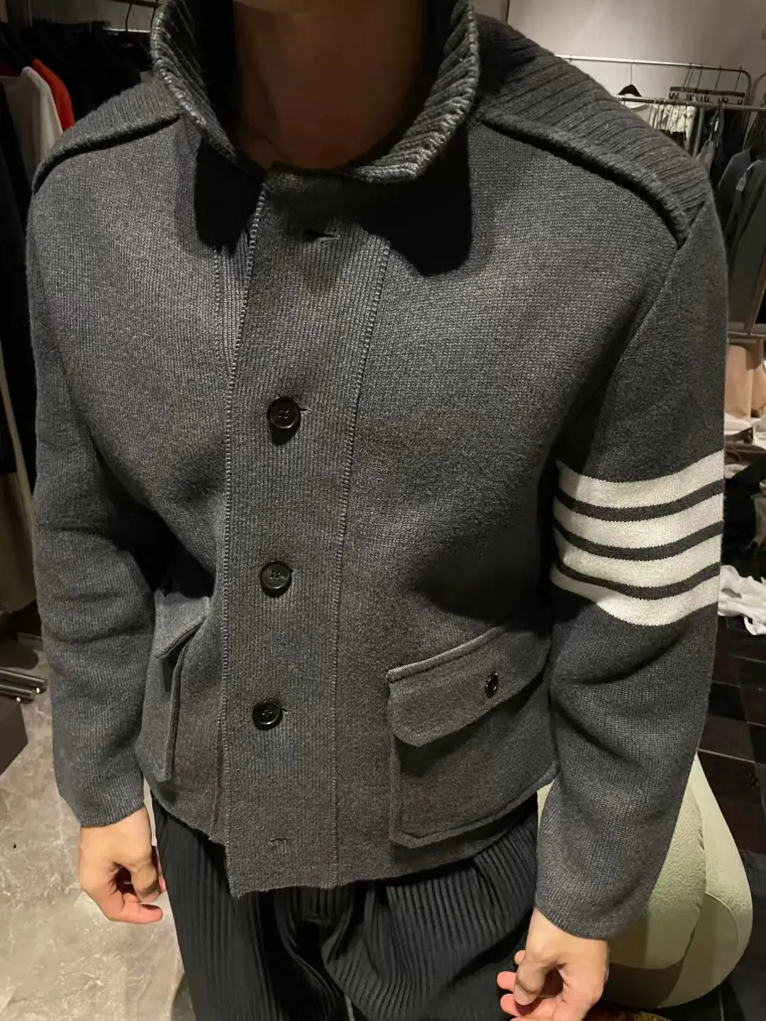 (现货)自主Tb24fw 新款灰色四道杠羊毛重工短款夹克大衣 斜排扣立领口袋羊毛夹克外套 现货